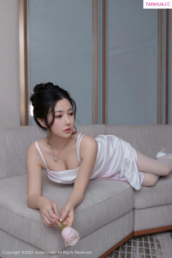 鱼子酱fish  [XiuRen]高清写真图 2025.02.19 No.9907 鱼子酱Fish 丝袜美腿第7张图片